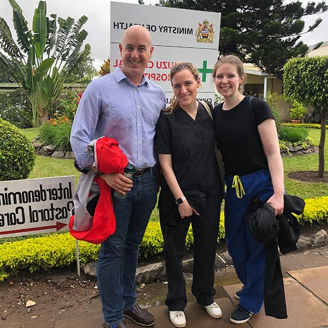 埃里克·麦科勒姆与医生Brittany Hunter(左)和Chiara Bertolaso在Kamuzu中心医院